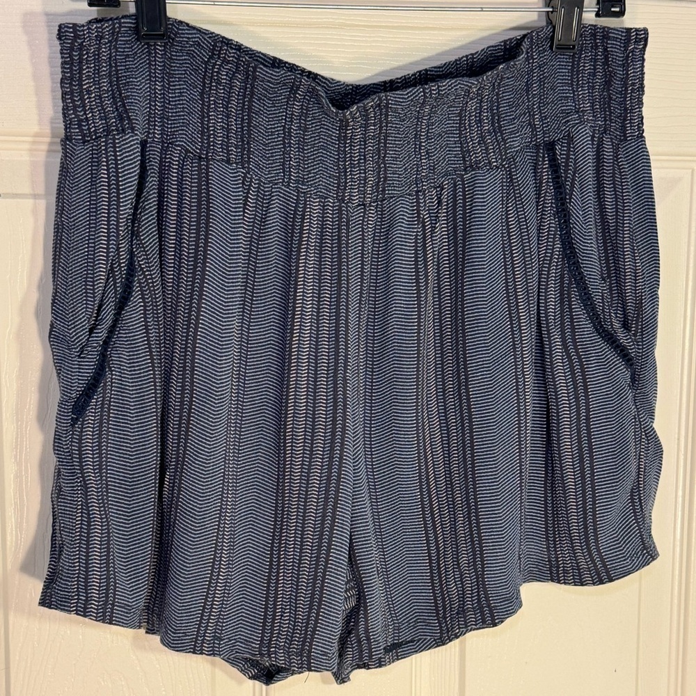 Three Dots Pull On Shorts Size XL Blue Stripes Coastal Beachy Boho Vacation